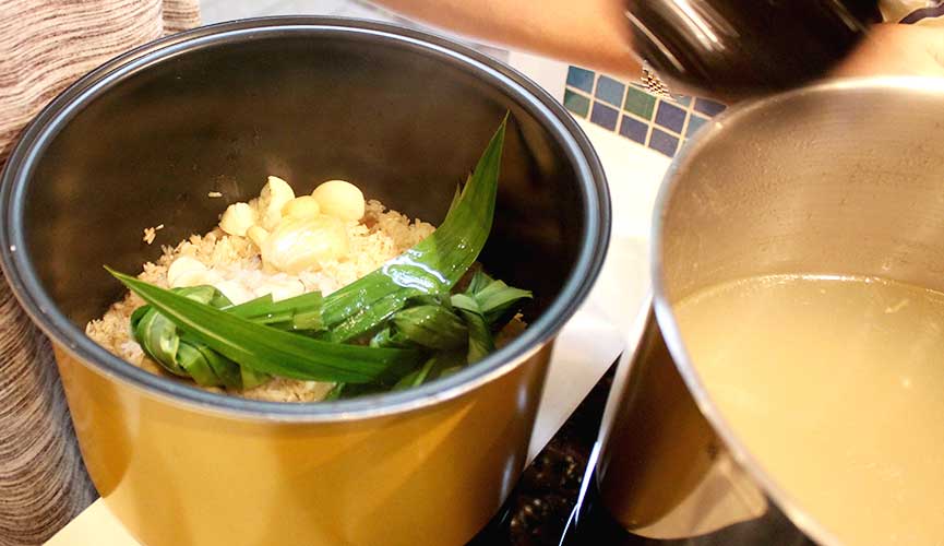 Adding stock to Chicken Rice